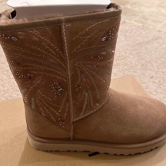 UGG® Beachwood & Goldtone Burst Classic
Short Suede Boot - Picture 9 of 11